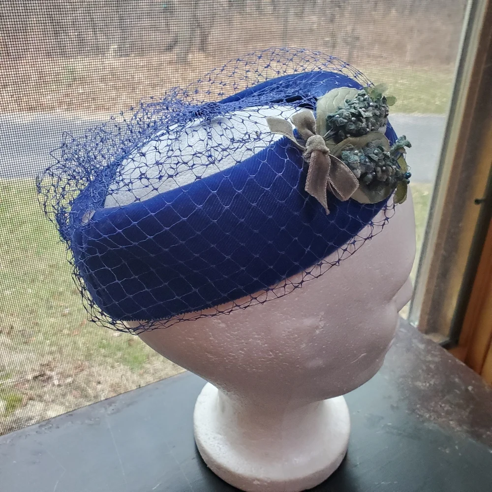 1950s Union Made Blue Velvet, Floral Applique Hat‎ - Picture 2 of 7